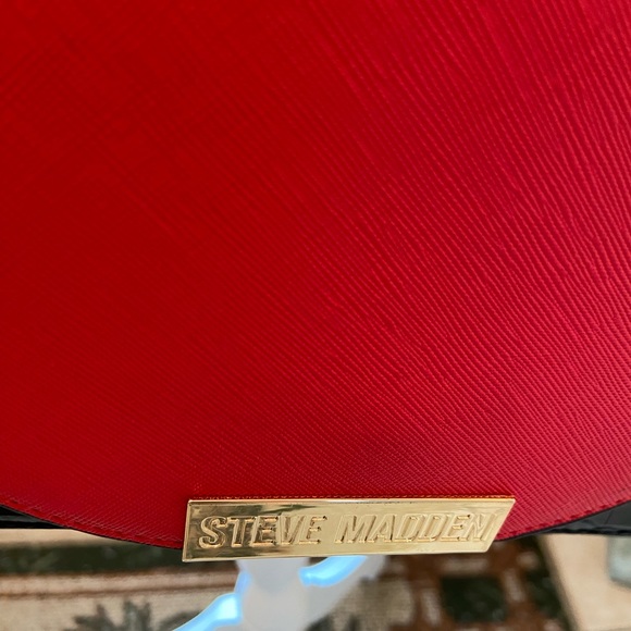 Steve Madden 2Tone Red & Black Crossbody/satchel with removable chain - Picture 16 of 17